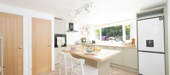 Hideaway Cottage With Hot Tub. Pet Friendly!