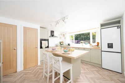 Hideaway Cottage With Hot Tub. Pet Friendly!