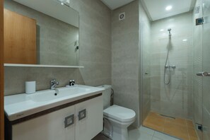 Douche, sèche-cheveux, serviettes fournies, savon