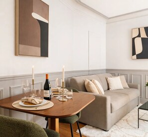 Deluxe Apartment, Courtyard View | Living area