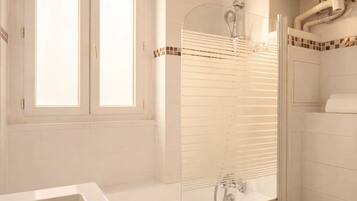 Deluxe-Apartment, Blick auf den Innenhof | Badezimmer