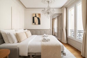 Deluxe Apartment, Courtyard View | Living area