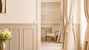 Leilighet – deluxe, bakgårdsutsikt | Oppholdsområde | En 80-centimeters smart-TV med digitale kanaler