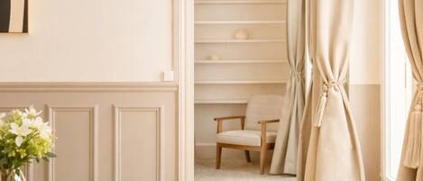 Deluxe Apartment, Courtyard View | Living area