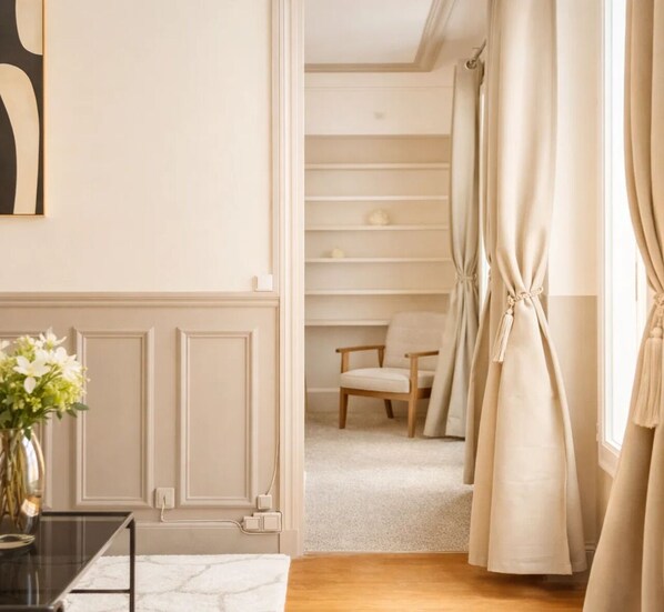 Deluxe-Apartment, Blick auf den Innenhof | Wohnbereich