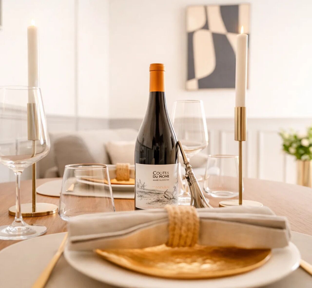 Deluxe appartement, uitzicht op binnenplaats | Woonruimte | Een 80-cm smart-tv met digitale zenders