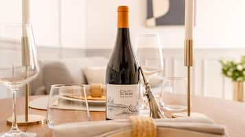 Deluxe appartement, uitzicht op binnenplaats | Woonruimte | Een 80-cm smart-tv met digitale zenders