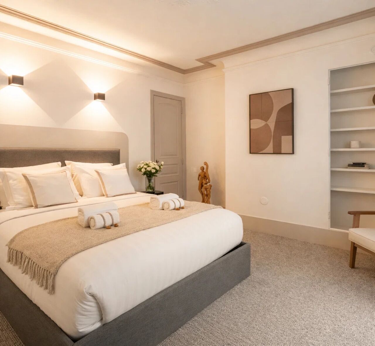 Deluxe-Apartment, Blick auf den Innenhof | Bügeleisen/Bügelbrett, Reisekinderbett, kostenloses WLAN, Bettwäsche