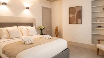 Deluxe-Apartment, Blick auf den Innenhof | Bügeleisen/Bügelbrett, Reisekinderbett, kostenloses WLAN, Bettwäsche