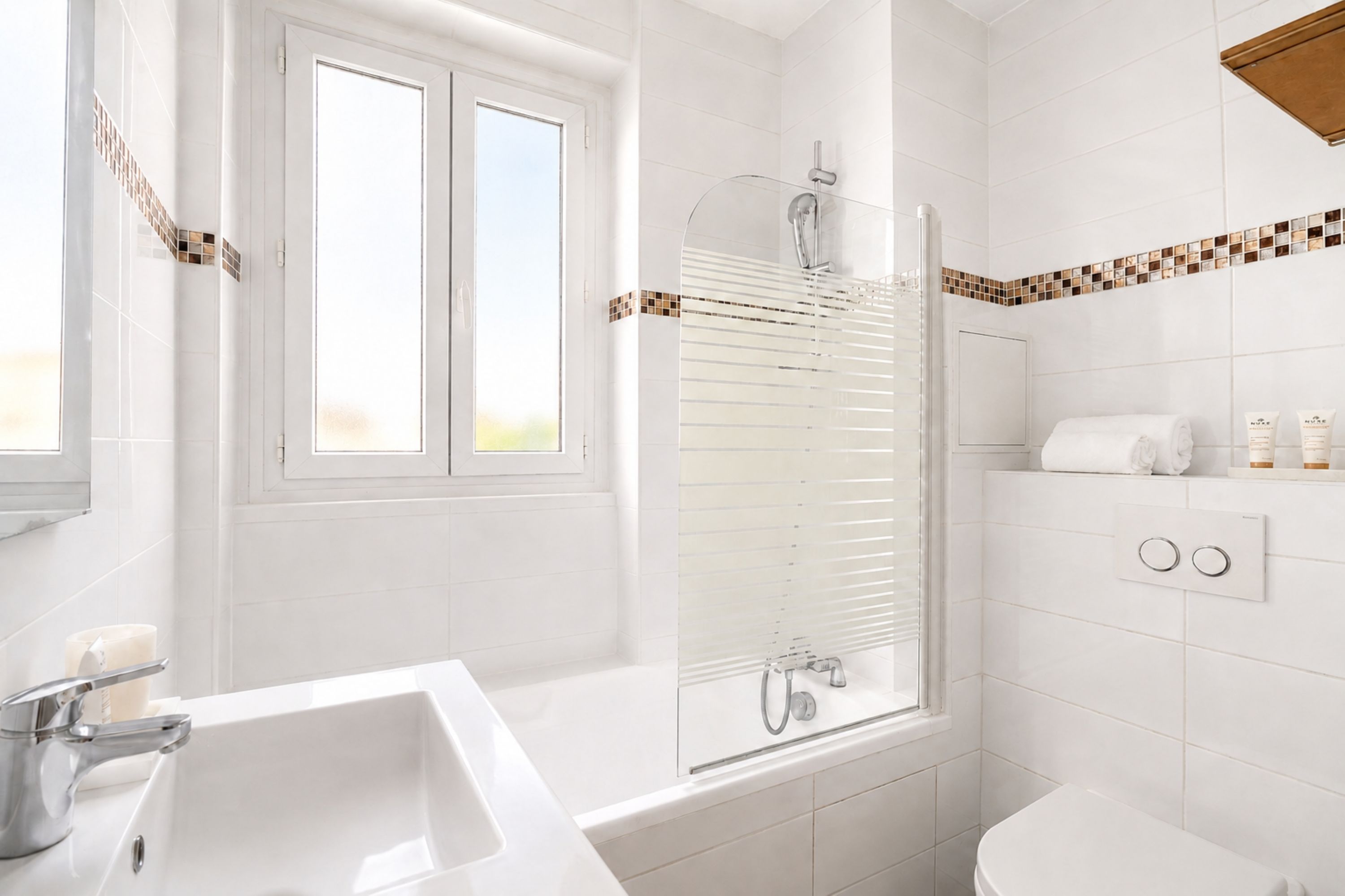 Un baño moderno con bañera, ducha y lavamanos.