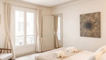 Leilighet – deluxe, bakgårdsutsikt | Strykejern/-brett, reiseseng for barn, wi-fi (inkludert) og sengetøy