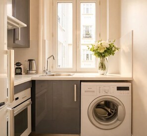 Deluxe-Apartment, Blick auf den Innenhof | Eigene Küche