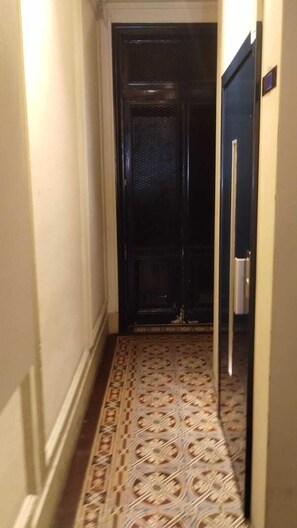 Property entrance - 1539 Belles Feuilles (Paris)