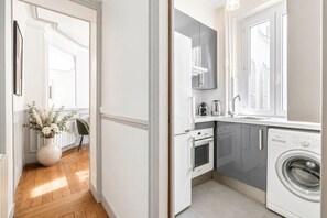 Deluxe Apartment, Courtyard View | Private kitchen