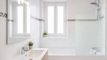 Deluxe-Apartment, Blick auf den Innenhof | Badezimmer