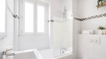 Apartemen Deluks, pemandangan halaman | Kamar mandi