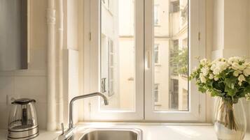 Deluxe-Apartment, Blick auf den Innenhof | Eigene Küche | Espressomaschine, Wasserkocher, Toaster, Gefrierschrank