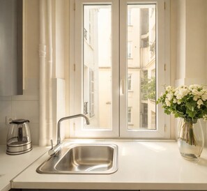 Appartement Deluxe, vue cour intérieure | Cuisine privée