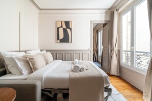 Deluxe Apartment, Courtyard View | Living area | 80-cm Smart TV with digital channels - 1539 Belles Feuilles (Paris)