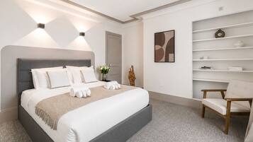 Apartemen Deluks, pemandangan halaman | Setrika/meja setrika, tempat tidur bayi, Wi-Fi gratis, dan seprai linen