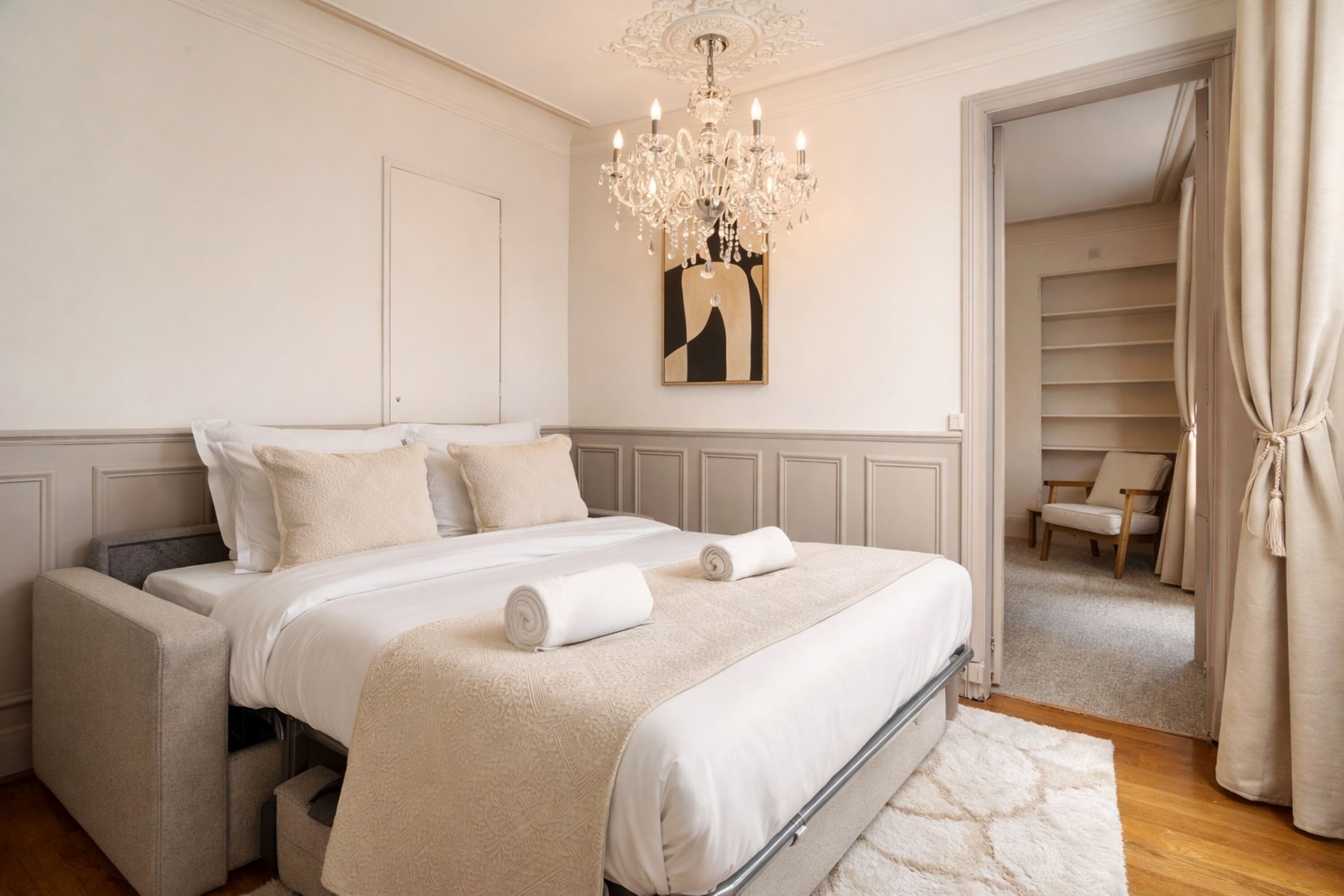 Deluxe-Apartment, Blick auf den Innenhof | Wohnbereich | 80-cm-Smart-TV mit Digitalempfang