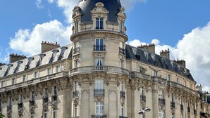 A historic building with a prominent dome and ornate architectural details. - 1539 Belles Feuilles (Paris)