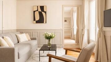 Leilighet – deluxe, bakgårdsutsikt | Oppholdsområde | En 80-centimeters smart-TV med digitale kanaler