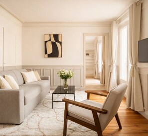 Deluxe-Apartment, Blick auf den Innenhof | Wohnbereich