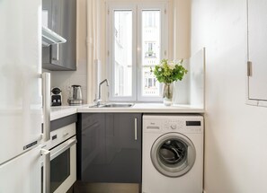 Deluxe Apartment, Courtyard View | Private kitchen | Espresso maker, electric kettle, toaster, freezer - 1539 Belles Feuilles (Paris)