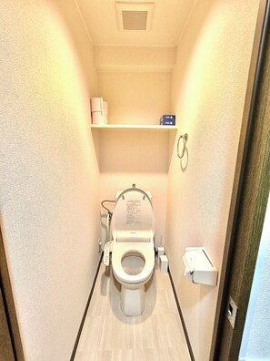 Haartrockner, Handtücher, Seife, Toilettenpapier