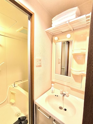 SĂšche-cheveux, serviettes fournies, savon, papier toilette