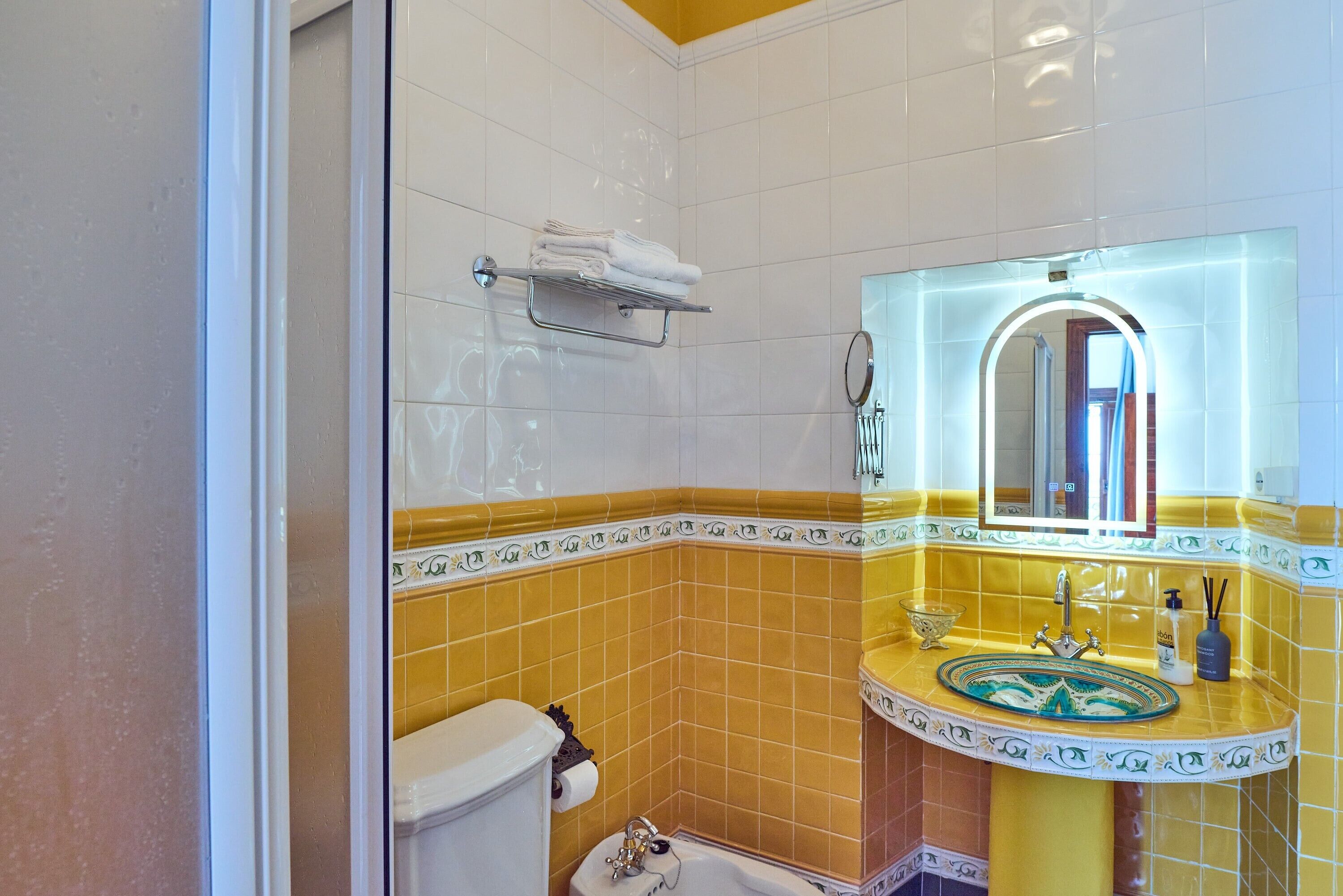 Ein Badezimmer mit Toilette, Waschbecken und Dusche.