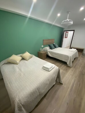 6 slaapkamers, een strijkplank/strijkijzer, wifi, beddengoed