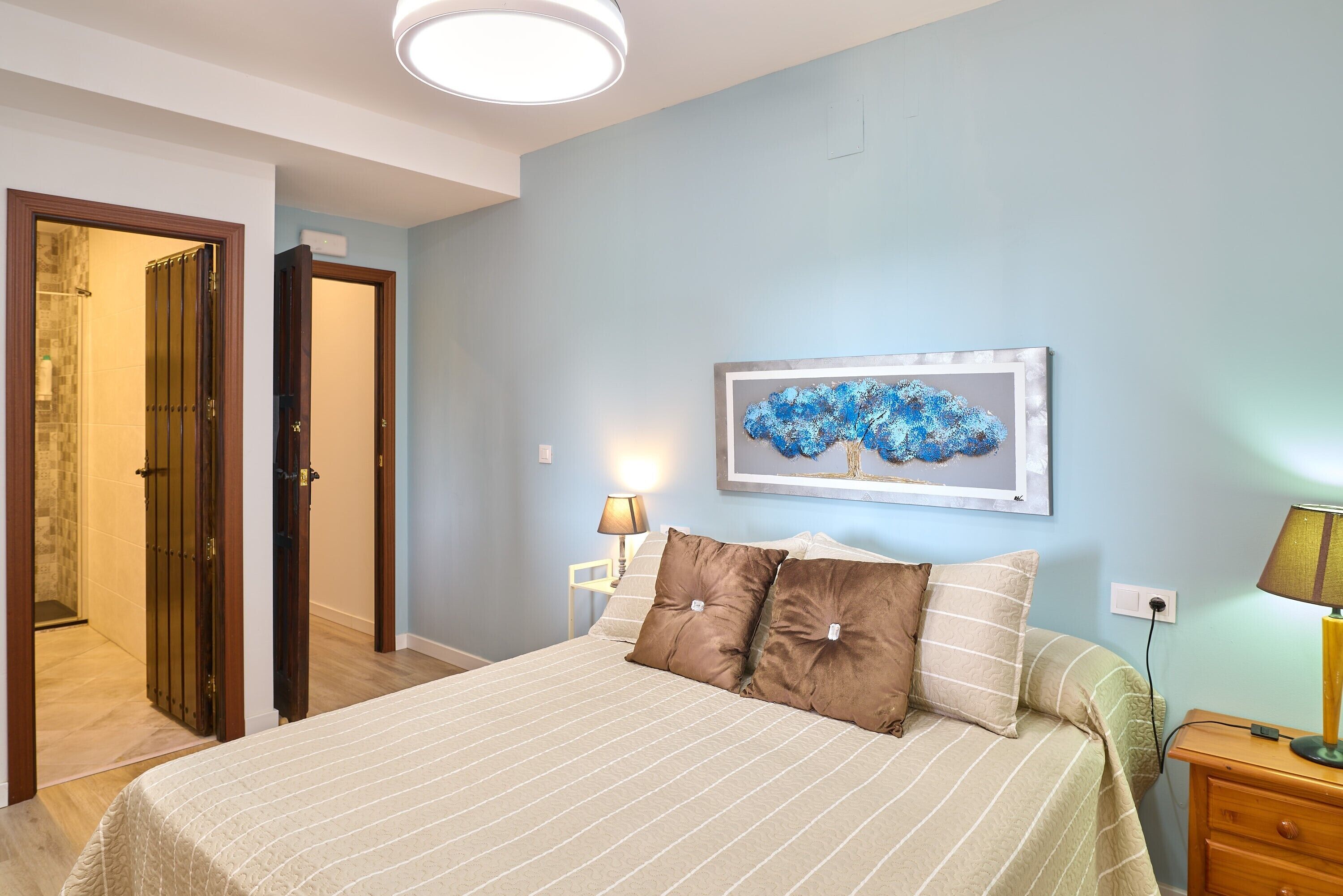 6 bedrooms, iron/ironing board, WiFi, bed sheets