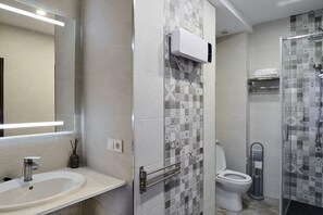 Douche, sèche-cheveux, serviettes fournies