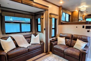 Smart TV, fireplace, books - Boyne Fall Colors Escape: Comfy Luxury RV On 10 Acres + Skybridge + Your Pup (Boyne City)