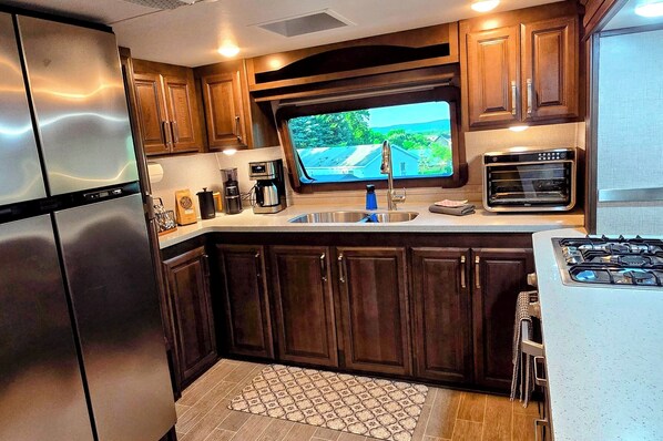 Fridge, microwave, oven, stovetop - Boyne Fall Colors Escape: Comfy Luxury RV On 10 Acres + Skybridge + Your Pup (Boyne City)
