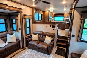 Smart TV, fireplace, books - Boyne Fall Colors Escape: Comfy Luxury RV On 10 Acres + Skybridge + Your Pup (Boyne City)