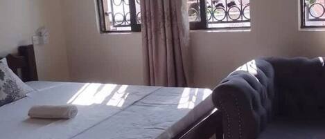 Iron/ironing board, WiFi, bed sheets