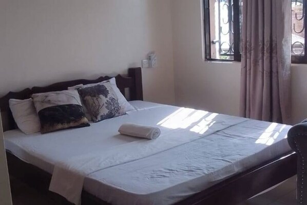 Iron/ironing board, WiFi, bed sheets