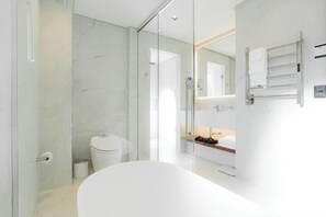 Suíte Sofistic | Bagno | Set di cortesia gratuito, asciugacapelli, pantofole, asciugamani