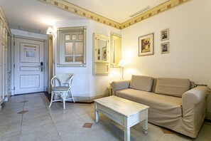 Basic Apartment | Living area