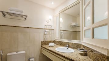 Apartamento básico | Banheiro | Produtos de toalete grátis