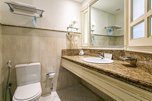 Basic Apartment | Bathroom