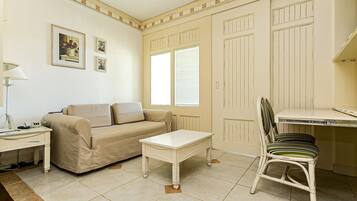 Basic Apartment | Living area | TV
