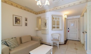Basic Apartment | Living area | TV