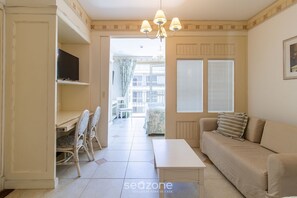 Basic Apartment | Living area