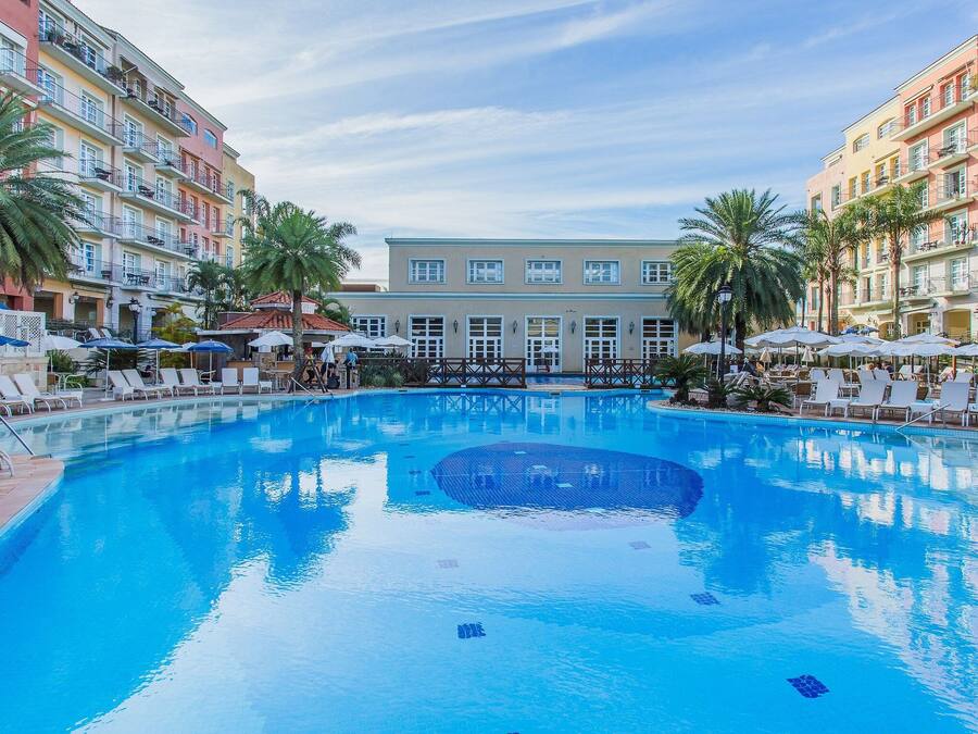 Una piscina al aire libre