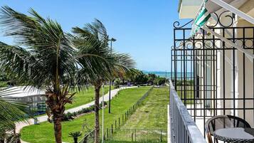 Basic Apartment | Terrace/patio