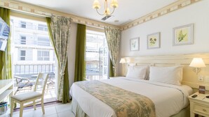A hotel room with a bed, a desk, a chair, and a balcony with curtains. - Charmosos Studios no IL Campanario Villaggio Resort ILCJR II (Florianópolis)